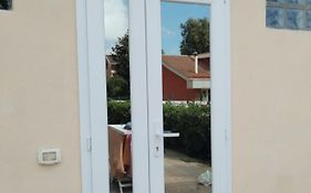 B&B Civitavecchia La Casetta Con Giardino